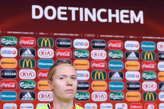 Målvakt Hedvig Lindahl på en presskonferens med det
