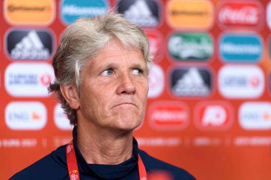 Förbundskapten Pia Sundhage på en presskonferens med det
