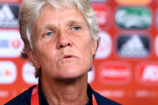 Förbundskapten Pia Sundhage på en presskonferens med det