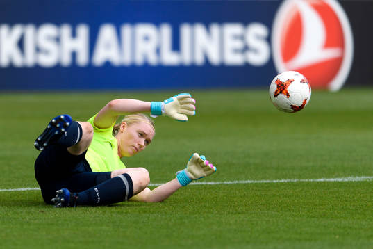 Målvakt Hedvig Lindahl på en träning med det svenska
