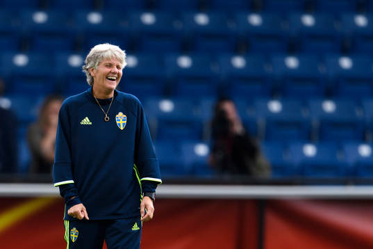förbundskapten Pia Sundhage jublar på en träning med det