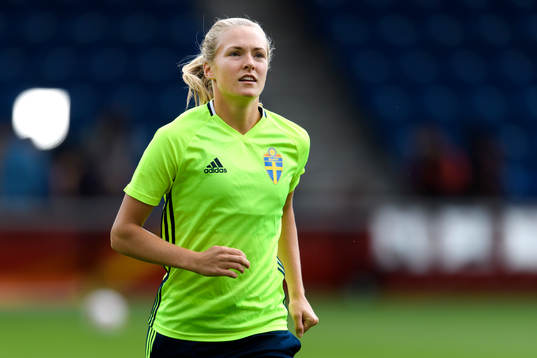 Magdalena Eriksson på en träning med det svenska