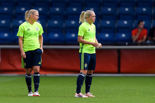 Jonna Andersson och Elin Rubensson på en träning med det