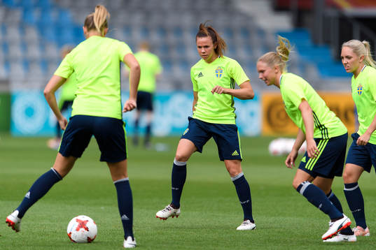 Jessica Samuelsson på en träning med det svenska