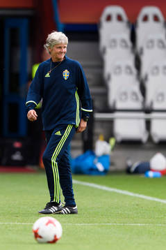 förbundskapten Pia Sundhage på en träning med det