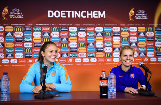 Lieke Martens och förbundskapten Sarina Wiegman på en