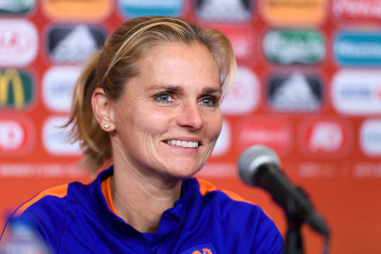 Förbundskapten Sarina Wiegman på en presskonferens med