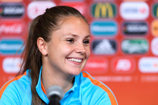 Lieke Martens på en presskonferens med det holländska