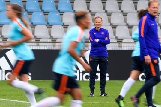 Förbundskapten Sarina Wiegman på en träning med det