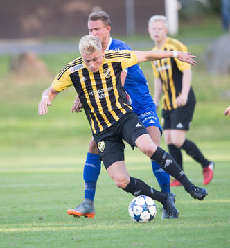 IFK Hässleholms Linus Svensson i matchen i division 2
