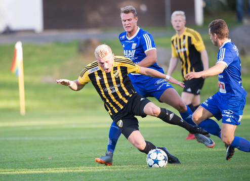IFK Hässleholms Linus Svensson i matchen i division 2