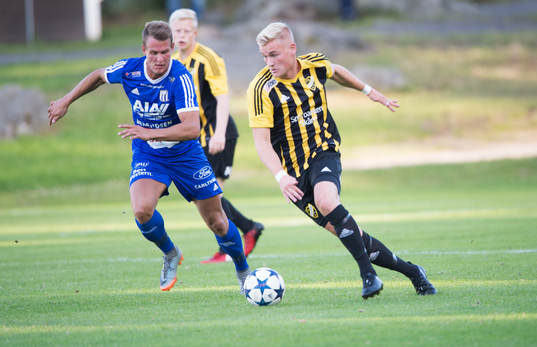 IFK Hässleholms Linus Svensson i matchen i division 2