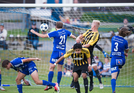 IFK Hässleholms Linus Svensson och Ameer Naseer i matchen