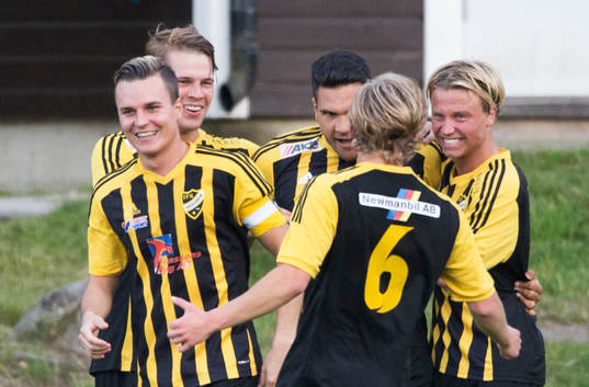 Jubel i matchen i division 2 mellan Asarum och IFK