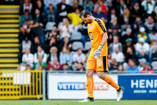 Hammarbys målvakt Johan Wiland deppar