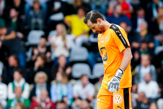 Hammarbys målvakt Johan Wiland deppar