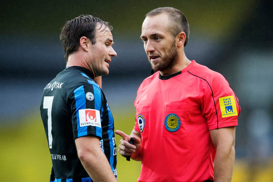 Sirius Niklas Busch Thor diskuterar med domare Kaspar