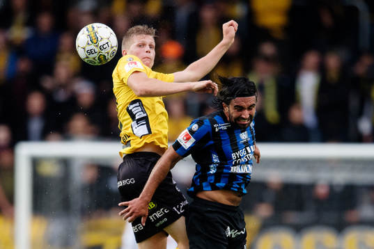 Elfsborgs Joakim Nilsson i nickduell med Sirius Alexander
