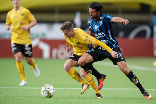 Elfsborgs Adam Lundqvist i kamp om bollen med Sirius