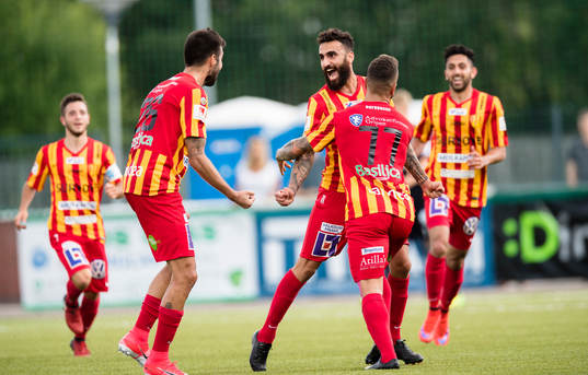 Syrianskas Charbel Georges gör 1-1 och omfamnas av George