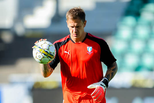 Malmö FFs målvakt Johan Dahlin före  fotbollsmatchen i