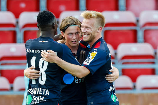 Helsingborgs Max Svensson jublar med Peter Larsson och