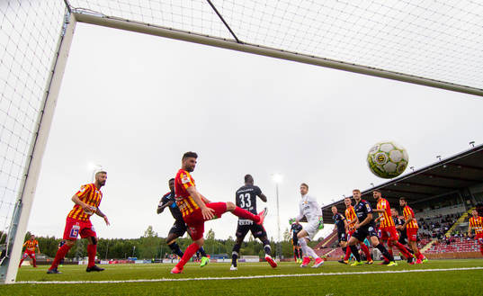 Helsingborgs Oke Akpoveta gör 0-1 på en hörna