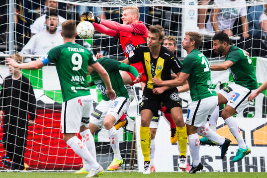 Jönköpings målvakt Anton Cajtoft boxar bort bollen