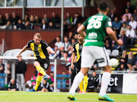 Hammarbys Mads Fenger Nielsen skjuter en frispark