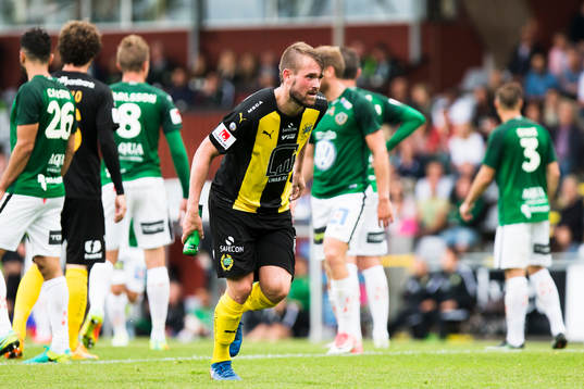 Hammarbys Mads Fenger Nielsen slänger tillbaka en inkastad
