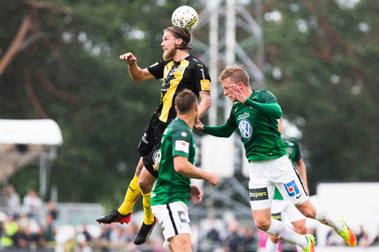 Hammarbys Björn Paulsen vinner en nickduell med