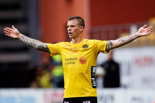 Elfsborgs Samuel Holmén reagerar mot ett dimslit