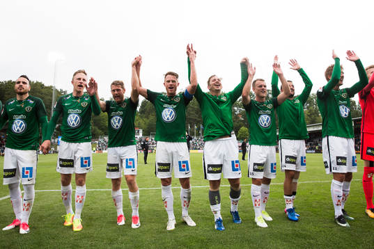 Jönköpings spelare med Tommy Thelin i mitten jublar