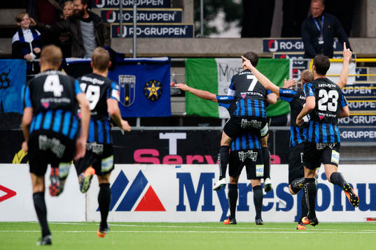 Sirius spelare jublar med målskytten till 0-2 Alexander