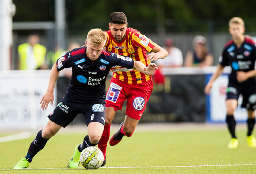 Helsingborgs Andreas Landgren i kamp om bollen med