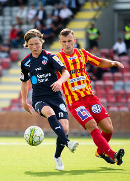 Helsingborgs Max Svensson i kamp om bollen med Syrianskas