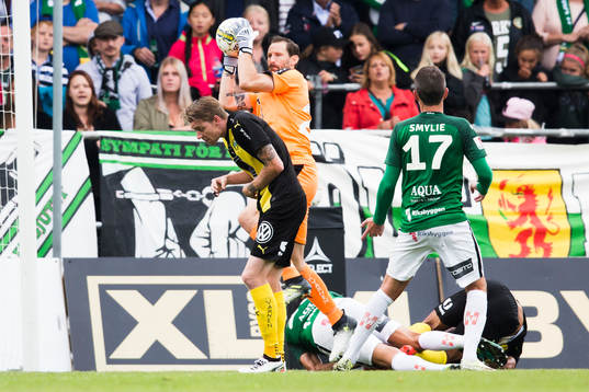 Hammarbys målvakt Johan Wiland plockar ner en hörna