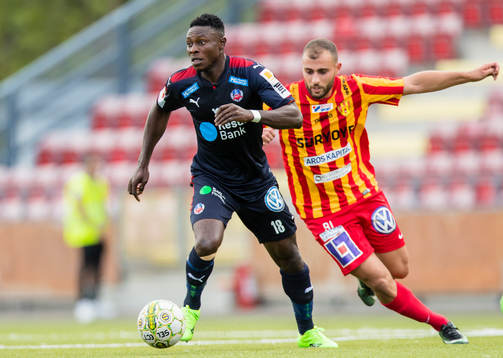 Helsingborgs Oke Akpoveta  i kamp om bollen med Syrianskas