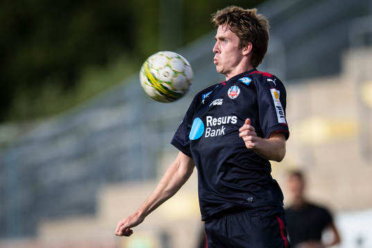 Helsingborgs Adam Eriksson tar ner en boll