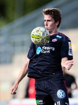 Helsingborgs Adam Eriksson tar ner en boll
