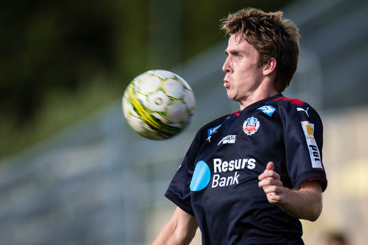 Helsingborgs Adam Eriksson tar ner en boll