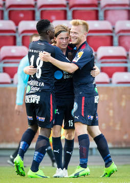 Helsingborgs Max Svensson gör 2-1 och gratuleras av Oke