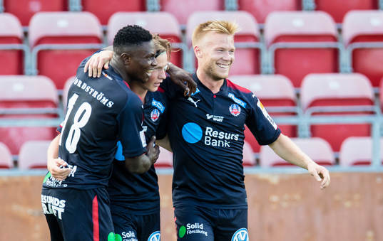 Helsingborgs Max Svensson gör 2-1 och gratuleras av Oke