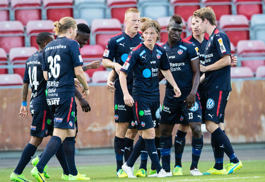Helsingborgs Max Svensson (m) gör 2-1 och gratuleras av