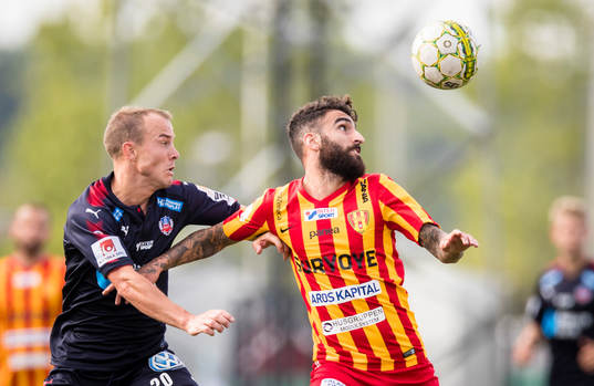 Helsingborgs Carl Wede i kamp om bollen med Syrianskas
