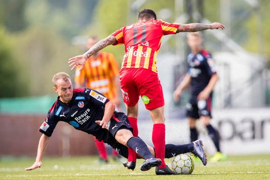 Helsingborgs Carl Wede i kamp om bollen med Syrianskas
