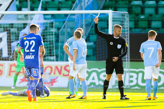 Malmö FFs Oscar Lewicki får en varning