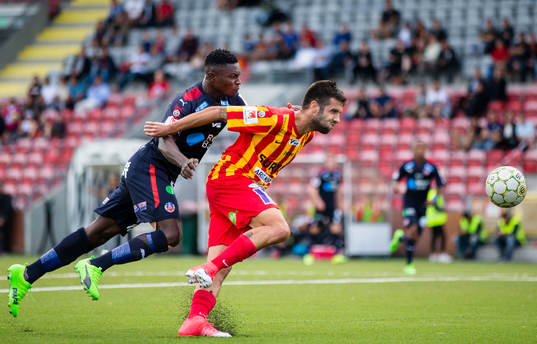 Helsingborgs Oke Akpoveta i kamp om bollen med Syrianskas