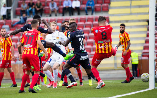 Helsingborgs Oke Akpoveta gör 0-1 på hörna