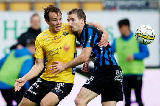Elfsborgs Viktor Prodell i kamp om bollen med Sirius Jesper
